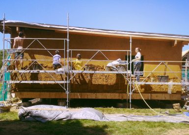 2014, St MArtin du Fouilloux (79), Virginie et Hedy, Christelle, corps d’enduit sur mur de paille et décorations 9