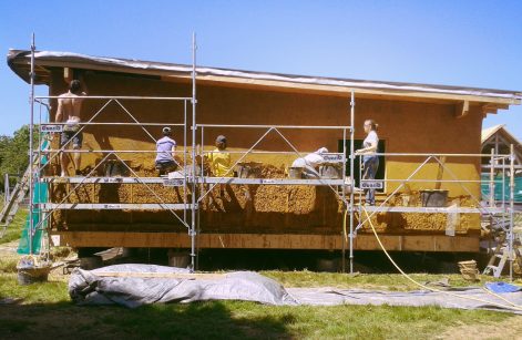 2014, St MArtin du Fouilloux (79), Virginie et Hedy, Christelle, corps d’enduit sur mur de paille et décorations 9