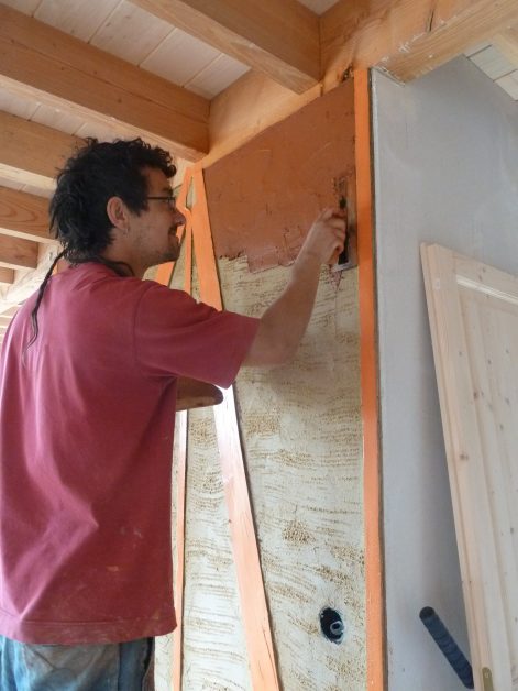 2014 – Tauxigny (37) – Anne-Claire et Pierre – Christelle – Enduits de finition intérieur en terre + sgraffito + stuc argile 17