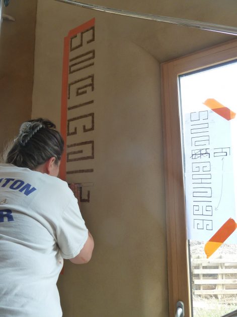 2014 – Tauxigny (37) – Anne-Claire et Pierre – Christelle – Enduits de finition intérieur en terre + sgraffito + stuc argile 20