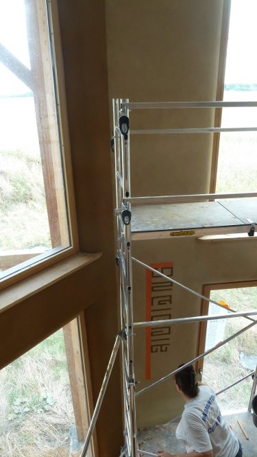 2014 – Tauxigny (37) – Anne-Claire et Pierre – Christelle – Enduits de finition intérieur en terre + sgraffito + stuc argile 24