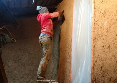 2016 – Commelle (42) – Mélaine et Cédric – Stéphanie – correcteurs thermiques en terre et paille en rénovation d’une maison en pisé – 4
