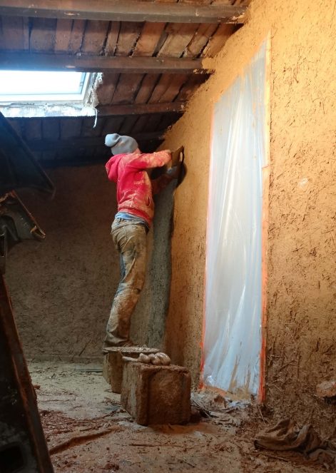 2016 – Commelle (42) – Mélaine et Cédric – Stéphanie – correcteurs thermiques en terre et paille en rénovation d’une maison en pisé – 4