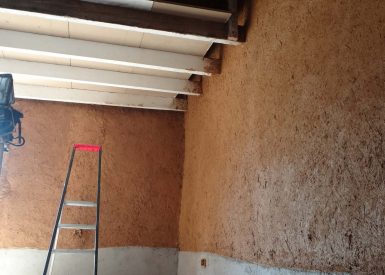 2016 – Commelle (42) – Mélaine et Cédric – Stéphanie – correcteurs thermiques en terre et paille en rénovation d’une maison en pisé – 7