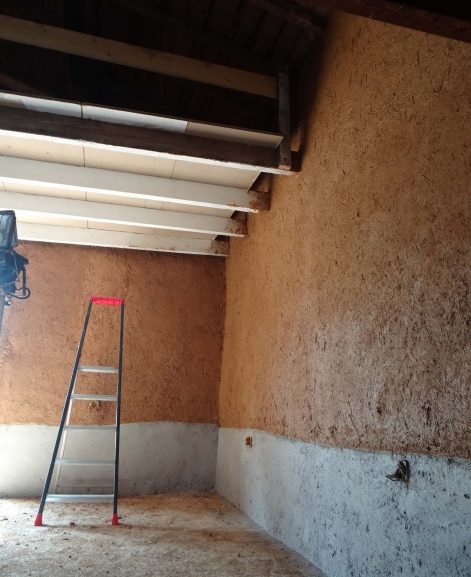 2016 – Commelle (42) – Mélaine et Cédric – Stéphanie – correcteurs thermiques en terre et paille en rénovation d’une maison en pisé – 7