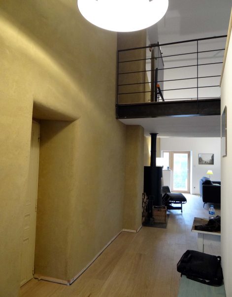 2016 – Quintenas – Laure et Jérome – Stéphanie – Corps d’enduit et finition terre sur un mur de refend en pierre en rénovation – 11