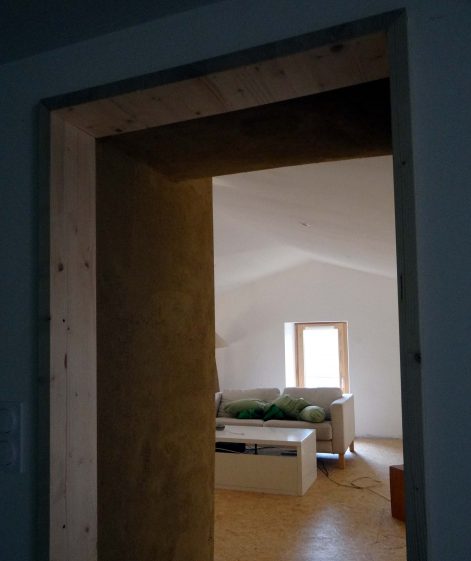 2016 – Quintenas – Laure et Jérome – Stéphanie – Corps d’enduit et finition terre sur un mur de refend en pierre en rénovation – 12