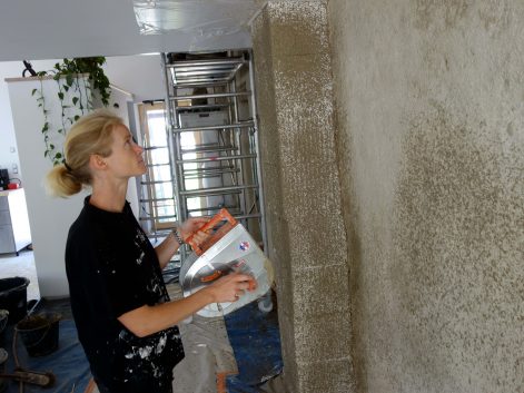 2016 – Quintenas – Laure et Jérome – Stéphanie – Corps d’enduit et finition terre sur un mur de refend en pierre en rénovation – 2