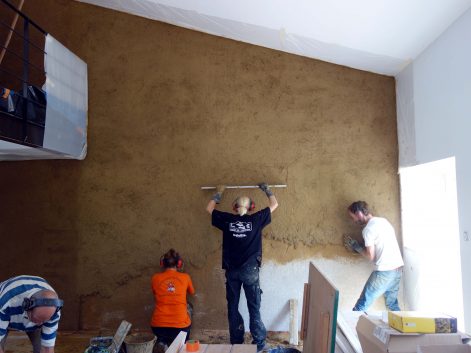 2016 – Quintenas – Laure et Jérome – Stéphanie – Corps d’enduit et finition terre sur un mur de refend en pierre en rénovation – 3