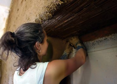 2016 – Quintenas – Laure et Jérome – Stéphanie – Corps d’enduit et finition terre sur un mur de refend en pierre en rénovation – 4