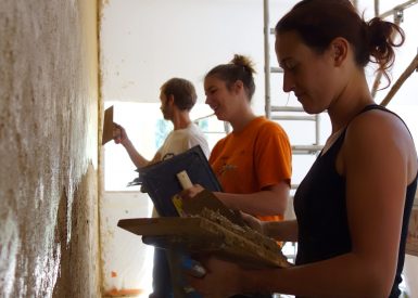 2016 – Quintenas – Laure et Jérome – Stéphanie – Corps d’enduit et finition terre sur un mur de refend en pierre en rénovation – 6