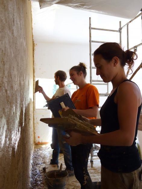 2016 – Quintenas – Laure et Jérome – Stéphanie – Corps d’enduit et finition terre sur un mur de refend en pierre en rénovation – 6