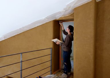 2016 – Quintenas – Laure et Jérome – Stéphanie – Corps d’enduit et finition terre sur un mur de refend en pierre en rénovation – 7