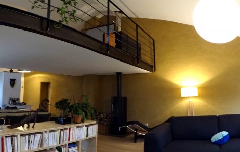 2016 – Quintenas – Laure et Jérome – Stéphanie – Corps d’enduit et finition terre sur un mur de refend en pierre en rénovation – 8