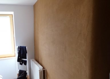 2016 – Quintenas – Laure et Jérome – Stéphanie – Corps d’enduit et finition terre sur un mur de refend en pierre en rénovation – 8a