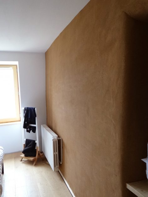 2016 – Quintenas – Laure et Jérome – Stéphanie – Corps d’enduit et finition terre sur un mur de refend en pierre en rénovation – 8a