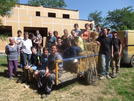 Chantier participatif de corps d’enduit terre sur paille-Sainte Anne sur Brivet-44-Gwen et Tamara-Mickaël Verger-2016-10