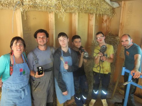 Chantier participatif de corps d’enduit terre sur paille-Sainte Anne sur Brivet-44-Gwen et Tamara-Mickaël Verger-2016-17