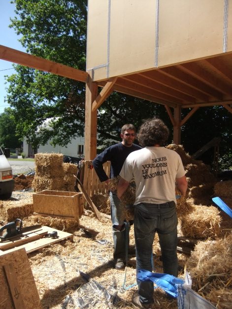 Chantier participatif de corps d’enduit terre sur paille-Sainte Anne sur Brivet-44-Gwen et Tamara-Mickaël Verger-2016-9