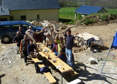 2015, Bedous (64), Stéphanie et Jérémy, Christelle, chantier pose des bottes de paille puis en pro corps d’enduit (mai 2015) et finitions (sept 2016) 11