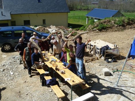 2015, Bedous (64), Stéphanie et Jérémy, Christelle, chantier pose des bottes de paille puis en pro corps d’enduit (mai 2015) et finitions (sept 2016) 11