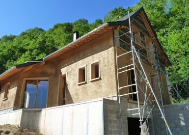 2015, Bedous (64), Stéphanie et Jérémy, Christelle, chantier pose des bottes de paille puis en pro corps d’enduit (mai 2015) et finitions (sept 2016) 14