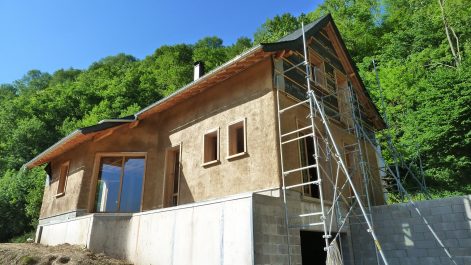 2015, Bedous (64), Stéphanie et Jérémy, Christelle, chantier pose des bottes de paille puis en pro corps d’enduit (mai 2015) et finitions (sept 2016) 14