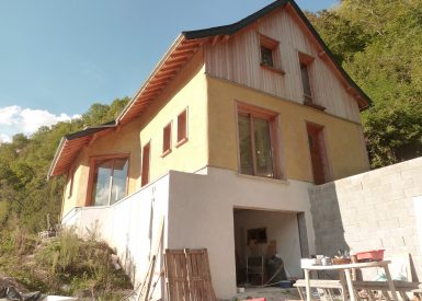 2015, Bedous (64), Stéphanie et Jérémy, Christelle, chantier pose des bottes de paille puis en pro corps d’enduit (mai 2015) et finitions (sept 2016) 20