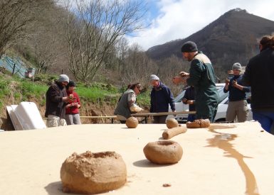 2015, Bedous (64), Stéphanie et Jérémy, Christelle, chantier pose des bottes de paille puis en pro corps d’enduit (mai 2015) et finitions (sept 2016) 7