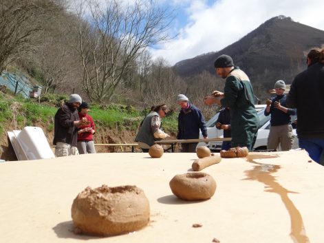 2015, Bedous (64), Stéphanie et Jérémy, Christelle, chantier pose des bottes de paille puis en pro corps d’enduit (mai 2015) et finitions (sept 2016) 7