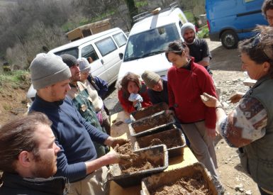 2015, Bedous (64), Stéphanie et Jérémy, Christelle, chantier pose des bottes de paille puis en pro corps d’enduit (mai 2015) et finitions (sept 2016) 8