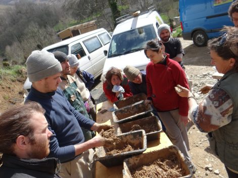 2015, Bedous (64), Stéphanie et Jérémy, Christelle, chantier pose des bottes de paille puis en pro corps d’enduit (mai 2015) et finitions (sept 2016) 8