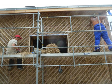 2015, Nort Sur Erdre (44), Laure et Sébastien, Christelle, chantier corps d’enduit terre extérieur sur mur paille et liteaux 10