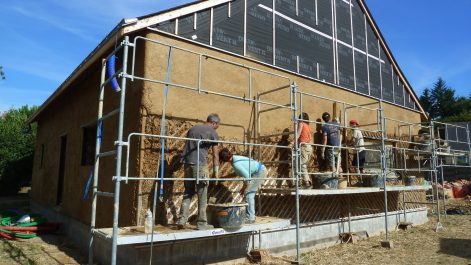 2015, Nort Sur Erdre (44), Laure et Sébastien, Christelle, chantier corps d’enduit terre extérieur sur mur paille et liteaux 18