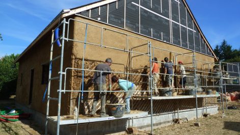 2015, Nort Sur Erdre (44), Laure et Sébastien, Christelle, chantier corps d’enduit terre extérieur sur mur paille et liteaux 18