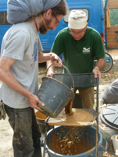 2015, Nort Sur Erdre (44), Laure et Sébastien, Christelle, chantier corps d’enduit terre extérieur sur mur paille et liteaux 9