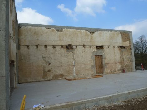2015, St Aubin le Cloud (79), Laure et Pierre, Christelle, chantier rénovation corps d’enduit terre intérieur sur paille et sur pierres 1