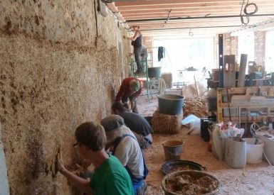 2015, St Aubin le Cloud (79), Laure et Pierre, Christelle, chantier rénovation corps d’enduit terre intérieur sur paille et sur pierres 10