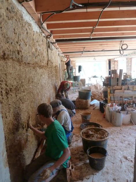 2015, St Aubin le Cloud (79), Laure et Pierre, Christelle, chantier rénovation corps d’enduit terre intérieur sur paille et sur pierres 10