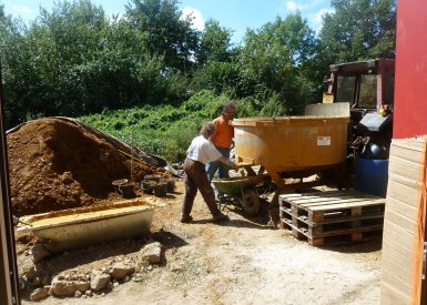 2015, St Aubin le Cloud (79), Laure et Pierre, Christelle, chantier rénovation corps d’enduit terre intérieur sur paille et sur pierres 11
