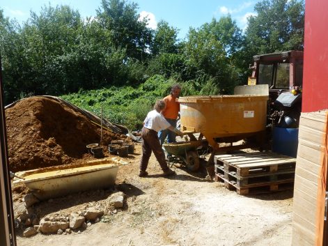 2015, St Aubin le Cloud (79), Laure et Pierre, Christelle, chantier rénovation corps d’enduit terre intérieur sur paille et sur pierres 11