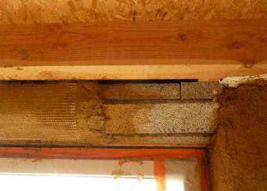 2015, St Aubin le Cloud (79), Laure et Pierre, Christelle, chantier rénovation corps d’enduit terre intérieur sur paille et sur pierres 12