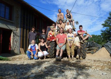 2015, St Aubin le Cloud (79), Laure et Pierre, Christelle, chantier rénovation corps d’enduit terre intérieur sur paille et sur pierres 13