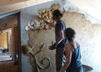 2015, St Aubin le Cloud (79), Laure et Pierre, Christelle, chantier rénovation corps d’enduit terre intérieur sur paille et sur pierres 14