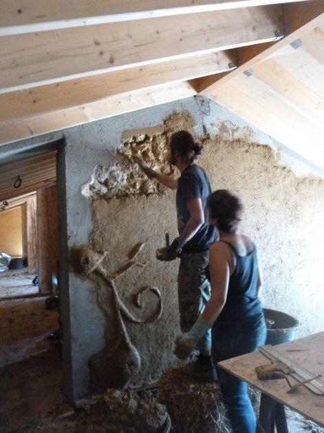 2015, St Aubin le Cloud (79), Laure et Pierre, Christelle, chantier rénovation corps d’enduit terre intérieur sur paille et sur pierres 14