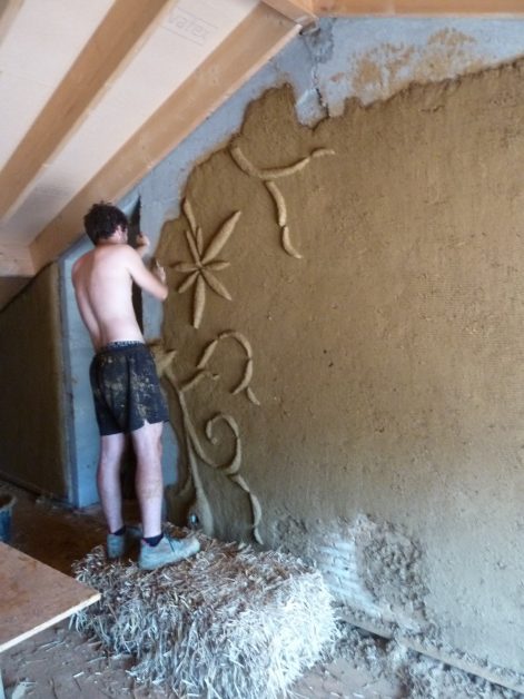 2015, St Aubin le Cloud (79), Laure et Pierre, Christelle, chantier rénovation corps d’enduit terre intérieur sur paille et sur pierres 15