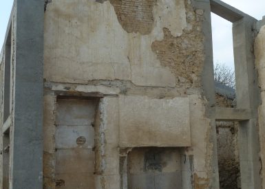 2015, St Aubin le Cloud (79), Laure et Pierre, Christelle, chantier rénovation corps d’enduit terre intérieur sur paille et sur pierres 2