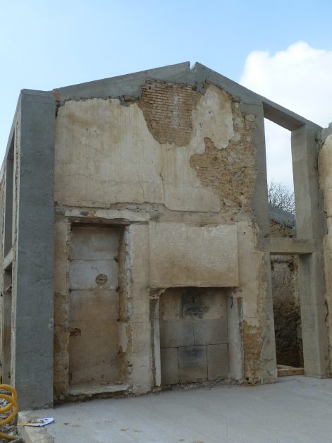 2015, St Aubin le Cloud (79), Laure et Pierre, Christelle, chantier rénovation corps d’enduit terre intérieur sur paille et sur pierres 2
