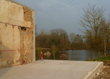 2015, St Aubin le Cloud (79), Laure et Pierre, Christelle, chantier rénovation corps d’enduit terre intérieur sur paille et sur pierres 3