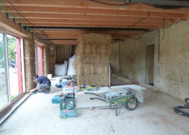 2015, St Aubin le Cloud (79), Laure et Pierre, Christelle, chantier rénovation corps d’enduit terre intérieur sur paille et sur pierres 5